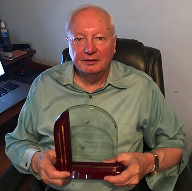 Jim Schwab holding HMDR award